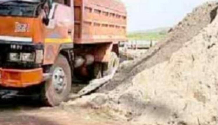 Sand mafia attacks farmers in Nanded district