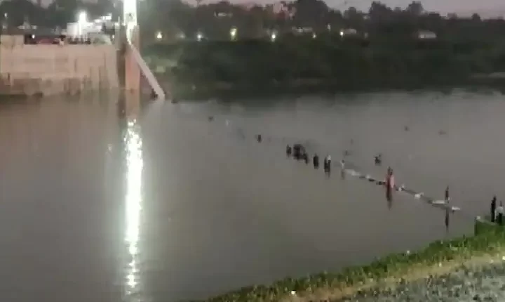 Cable bridge collapses in Gujarat, 400 people fall into river