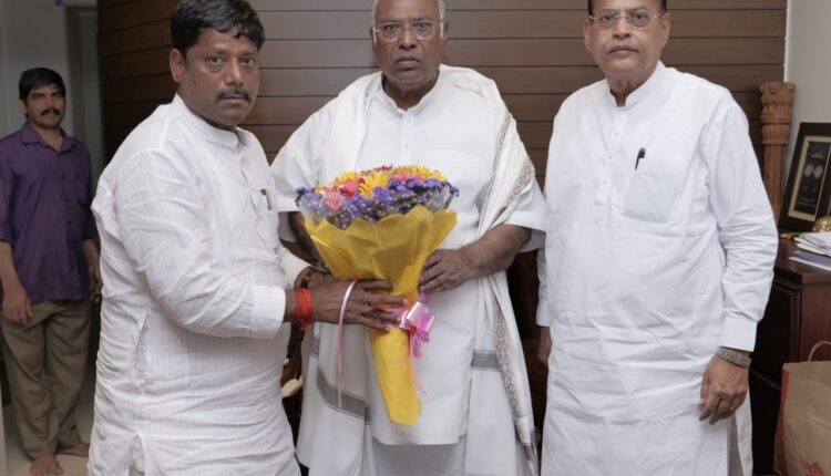 Congress National President Kharge congratulated MLA Ravindra Dhangekar