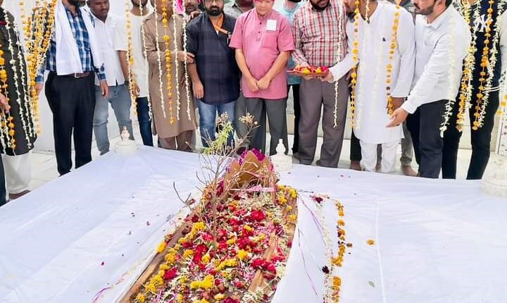 Adv Prakash Ambedkar visited Aurangzeb's tomb